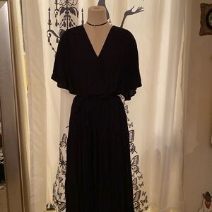 Bloomchic Black Flowy V-Neck Dress With Button At Bust And Pockets Size 26